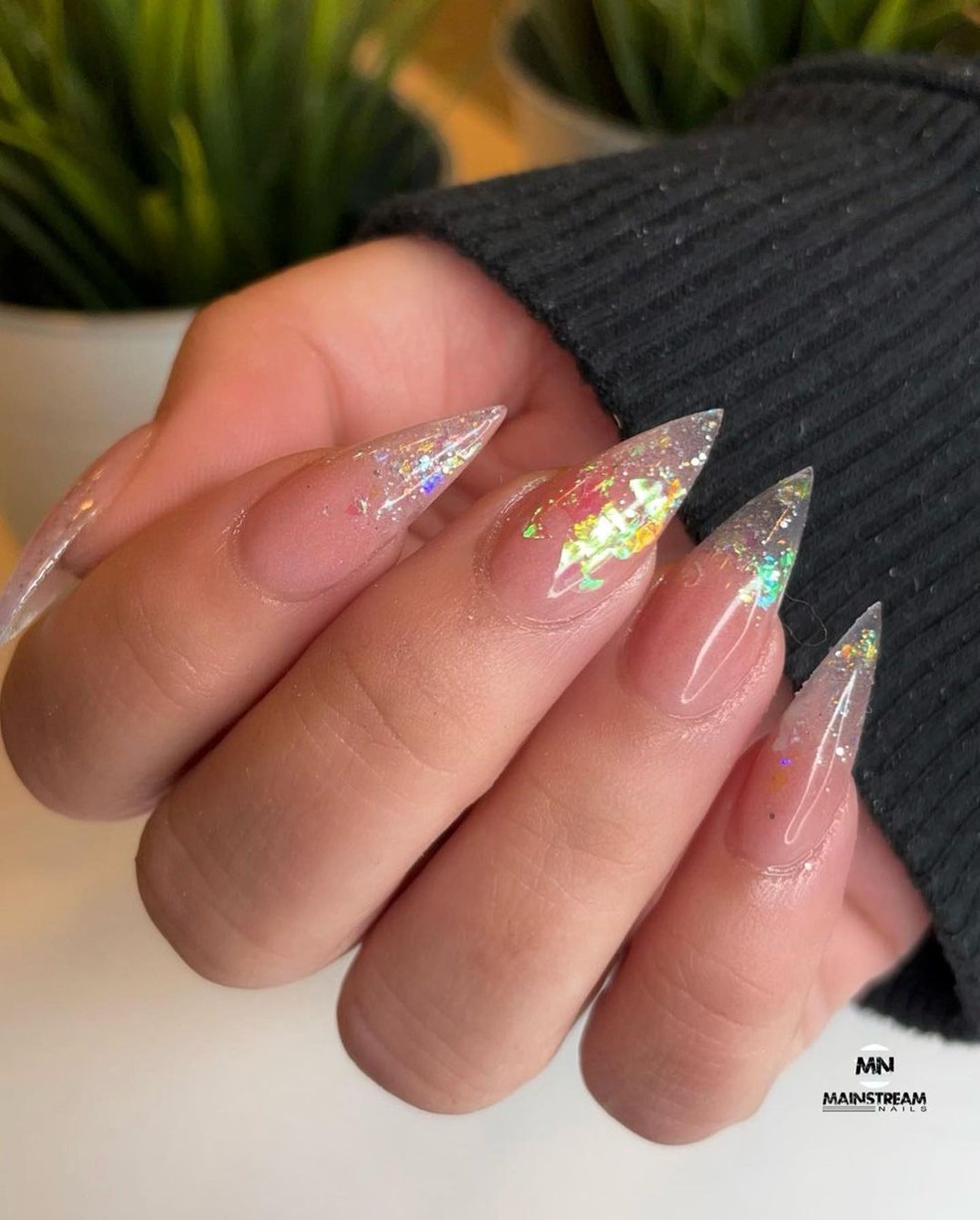 Tendências de Unhas Encapsuladas com Glitter para Arrasar