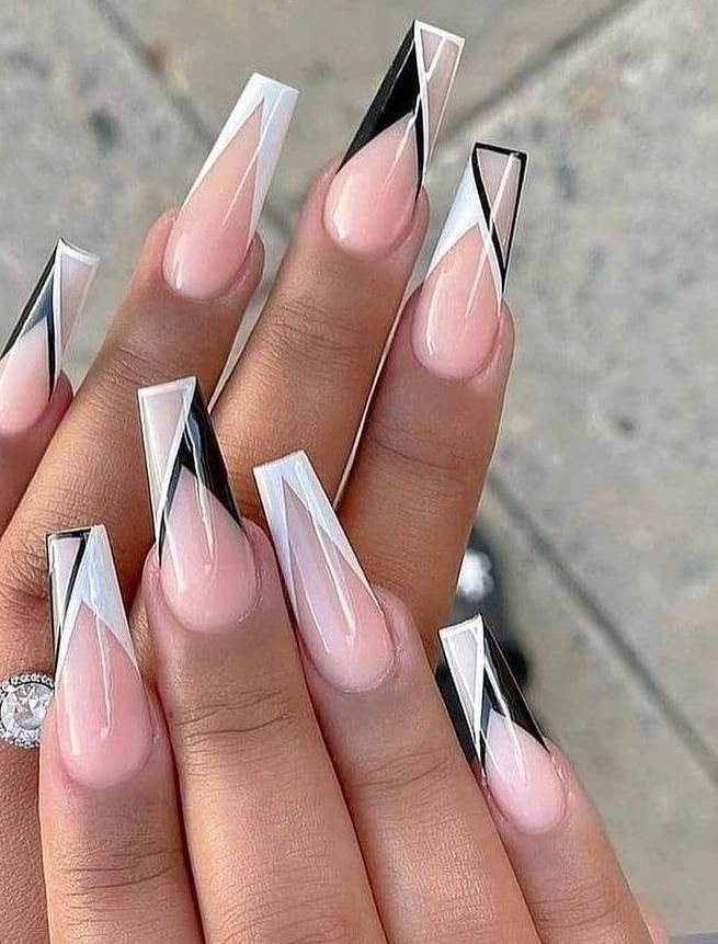 Espaço Negativo e Color Block: Desvendando as Técnicas de Unhas Geométricas