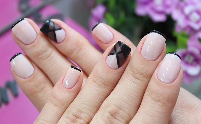 Espaço Negativo e Color Block: Desvendando as Técnicas de Unhas Geométricas