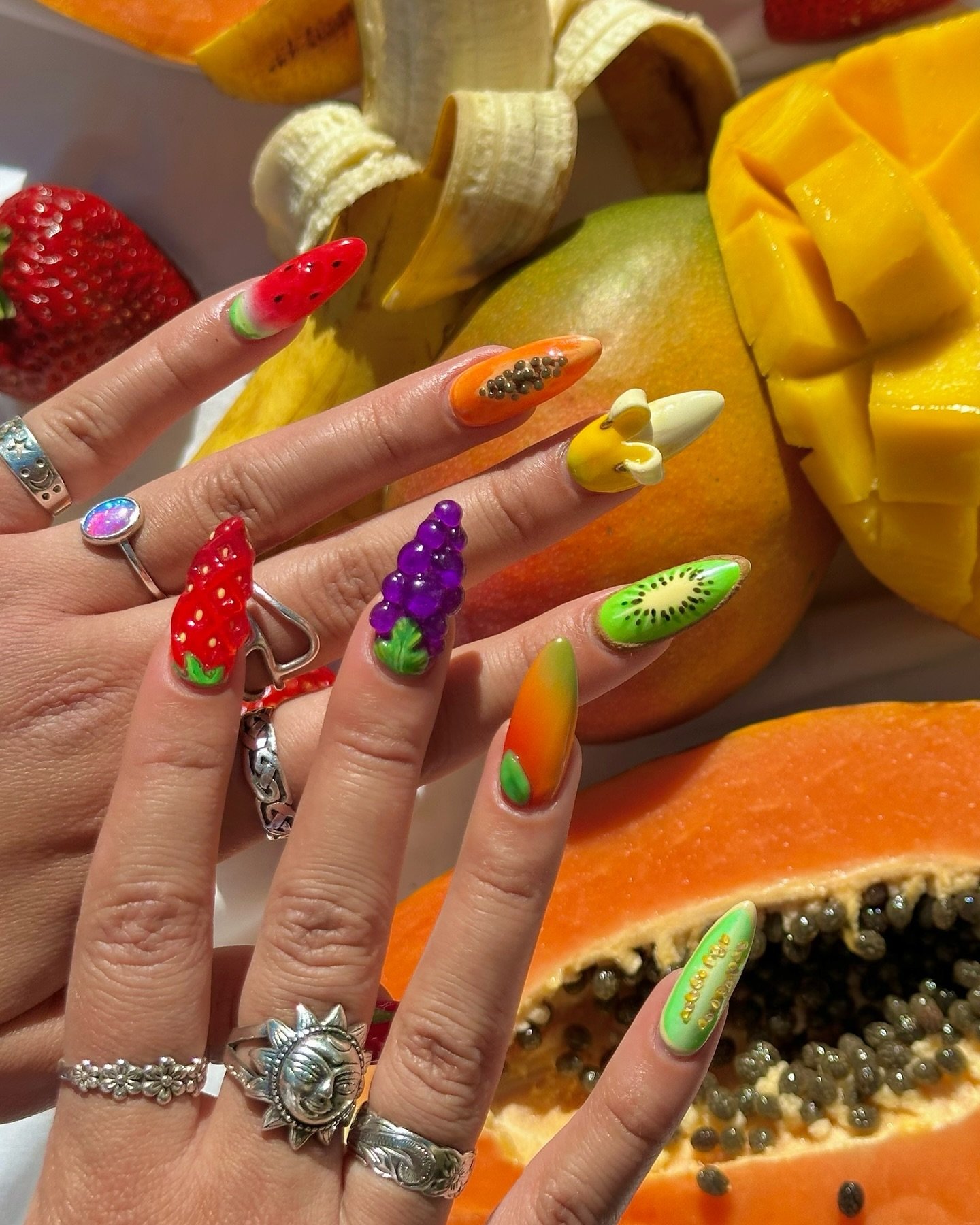 Unhas laranjas minimalistas: menos é mais