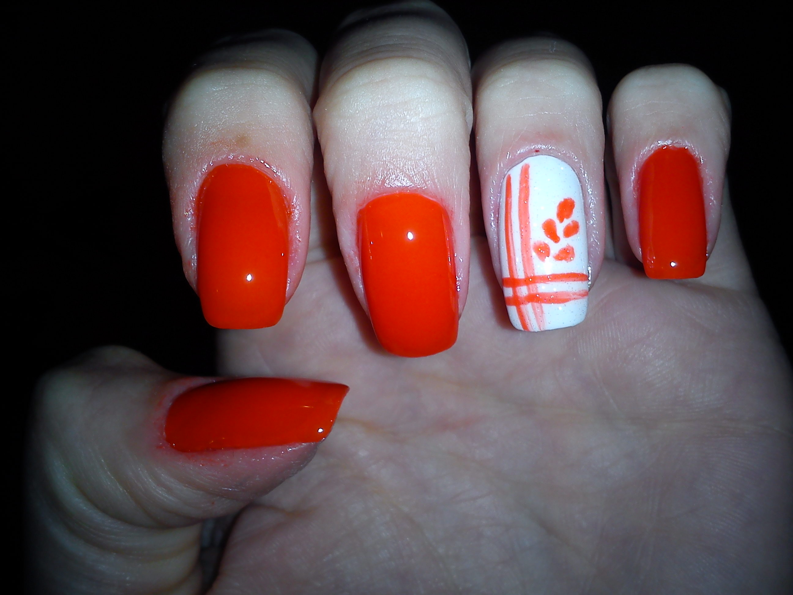 Combinando unhas laranjas com seu look