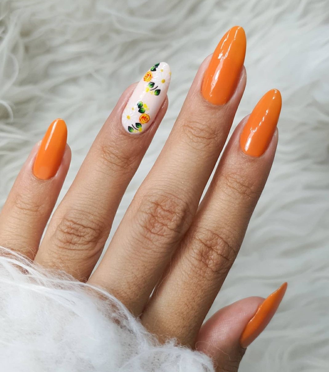 Unhas laranjas minimalistas: menos é mais