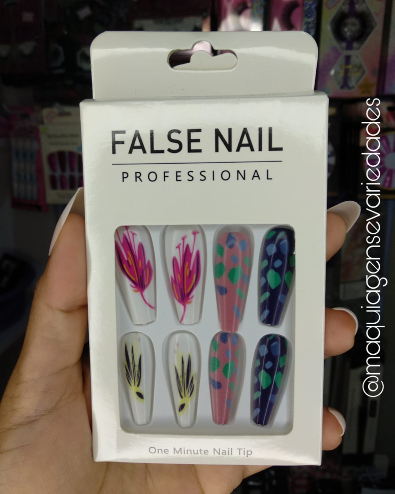 Unhas Postiças Autocolantes vs. Cola Líquida: Qual a Melhor Opção para Você?