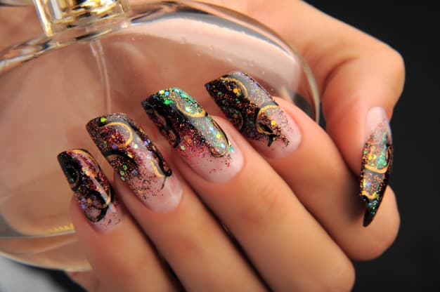 Unhas Postiças Autocolantes vs. Cola Líquida: Qual a Melhor Opção para Você?