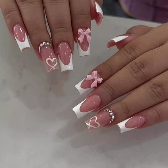 Passo a Passo: Aplicação de Unhas Postiças Realistas para um Efeito Natural em Casa