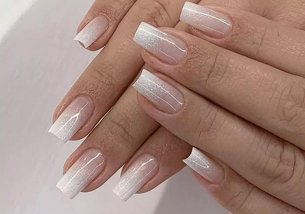 Passo a Passo: Aplicação de Unhas Postiças Realistas para um Efeito Natural em Casa