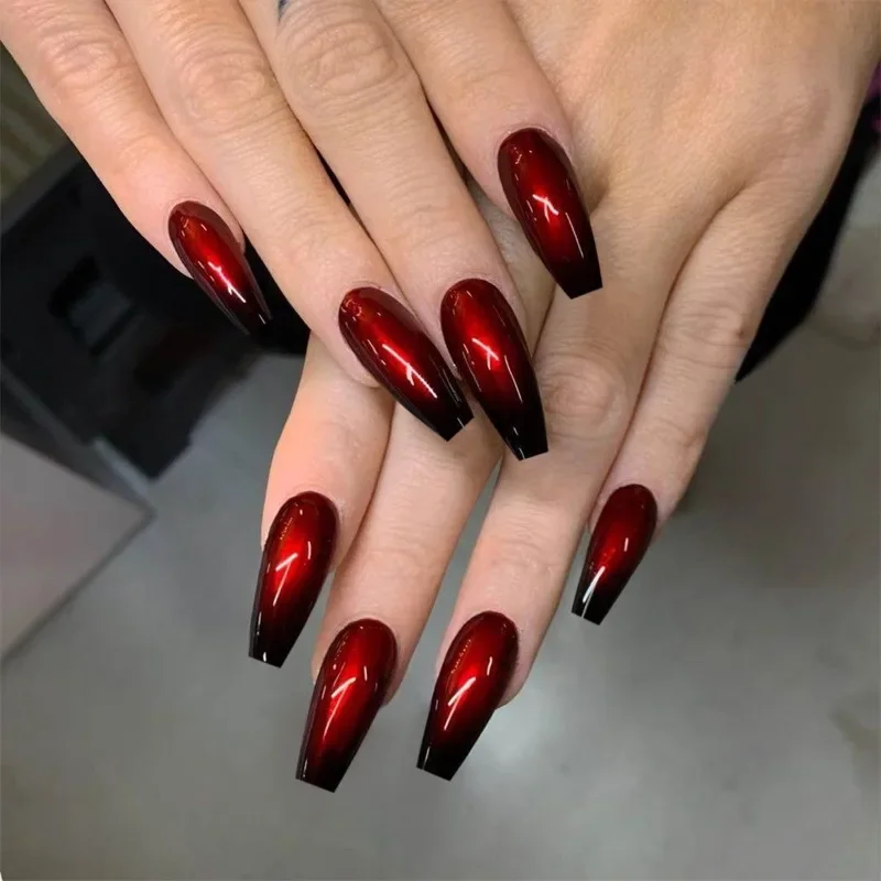 Significado das Cores: O poder do preto e vermelho nas unhas