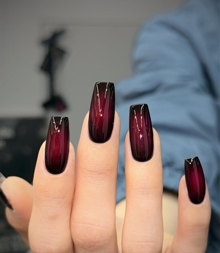 Unhas Góticas: Ideias de nail art preto e vermelho para um visual impactante