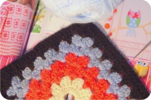 Além do Básico: Técnicas Decorativas para Unir Granny Squares (Flat Braid Join e Mais)