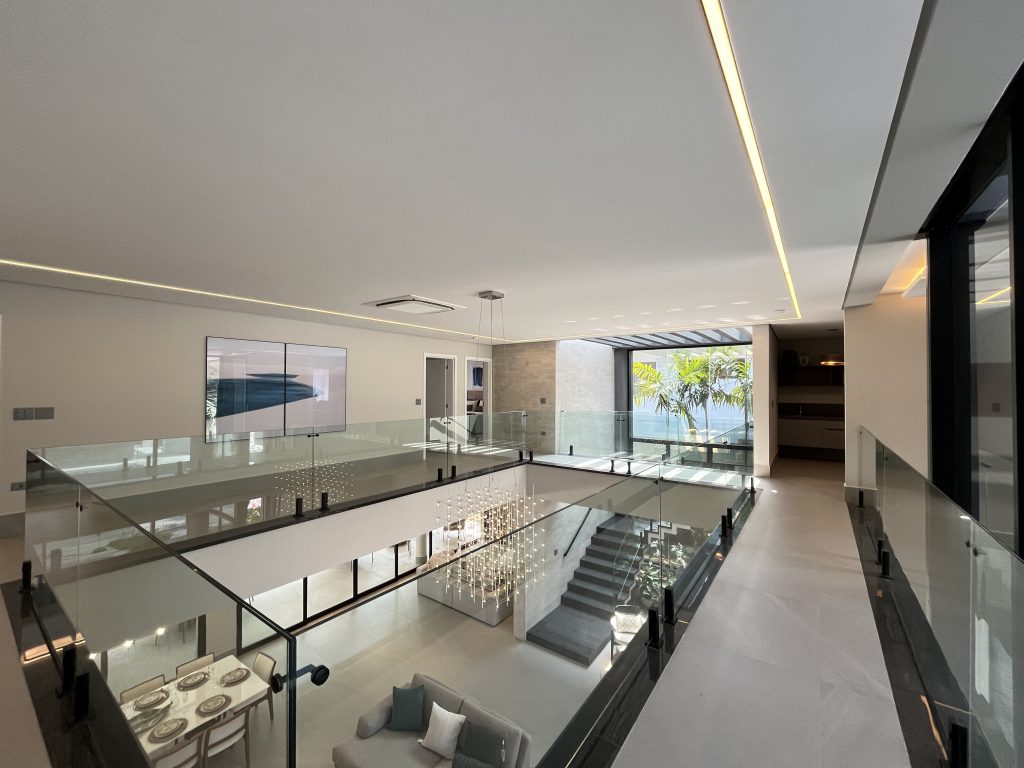 Como escolher a iluminação ideal para pé direito duplo