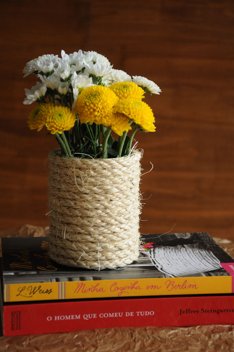 vaso de flores com lata de atum