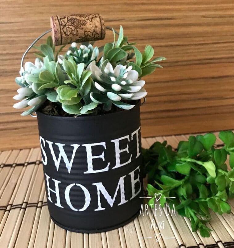 vaso de flores com lata de atum