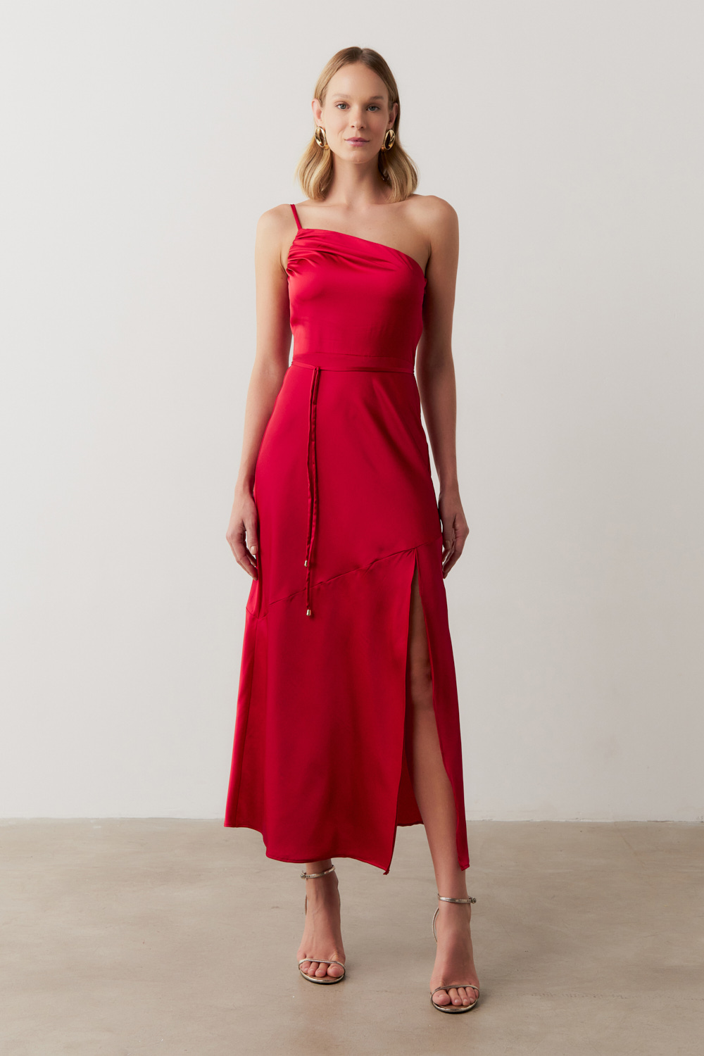 Como usar vestido midi vermelho no trabalho