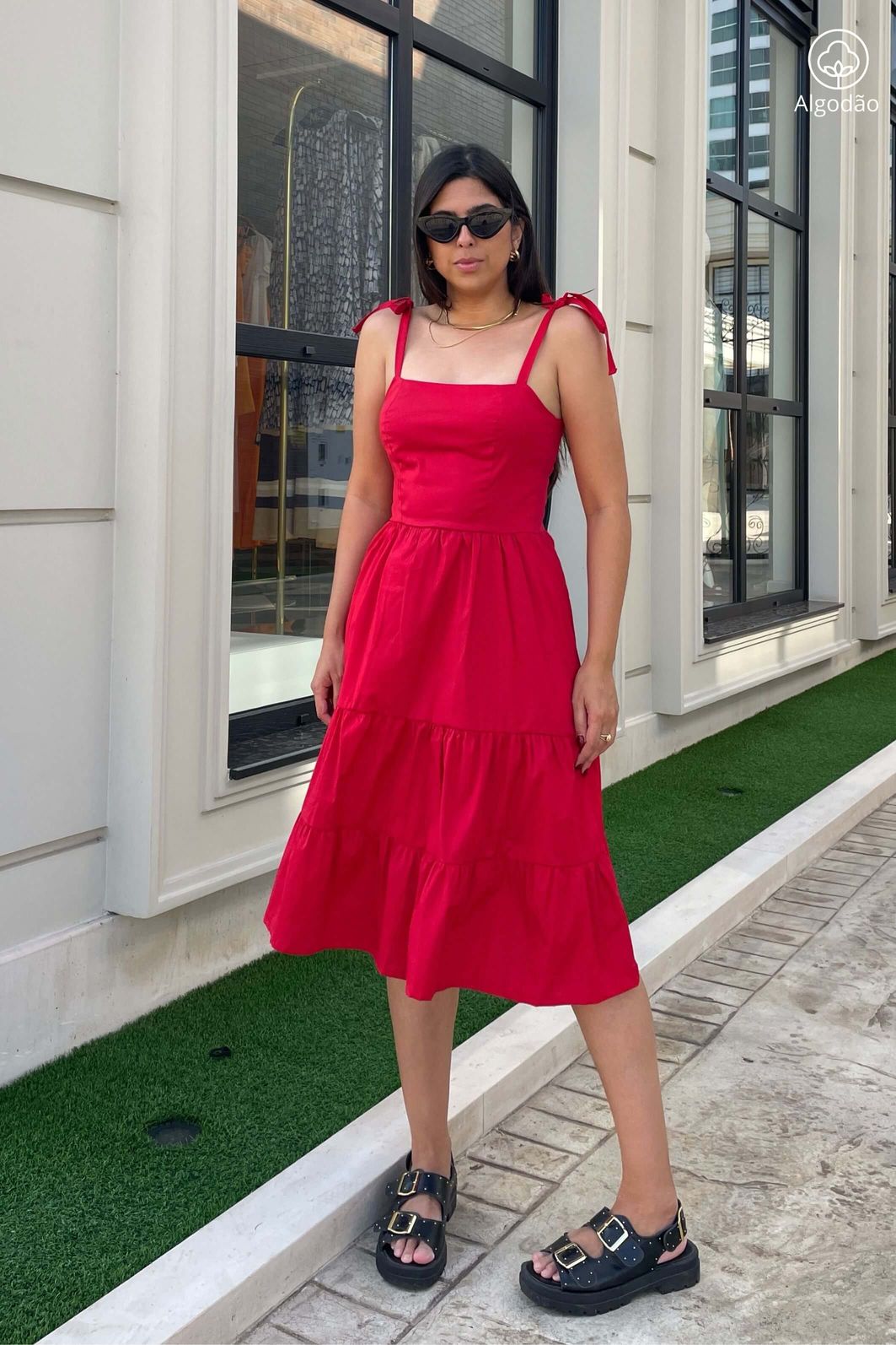 Vestido midi vermelho: o guia completo de combinações