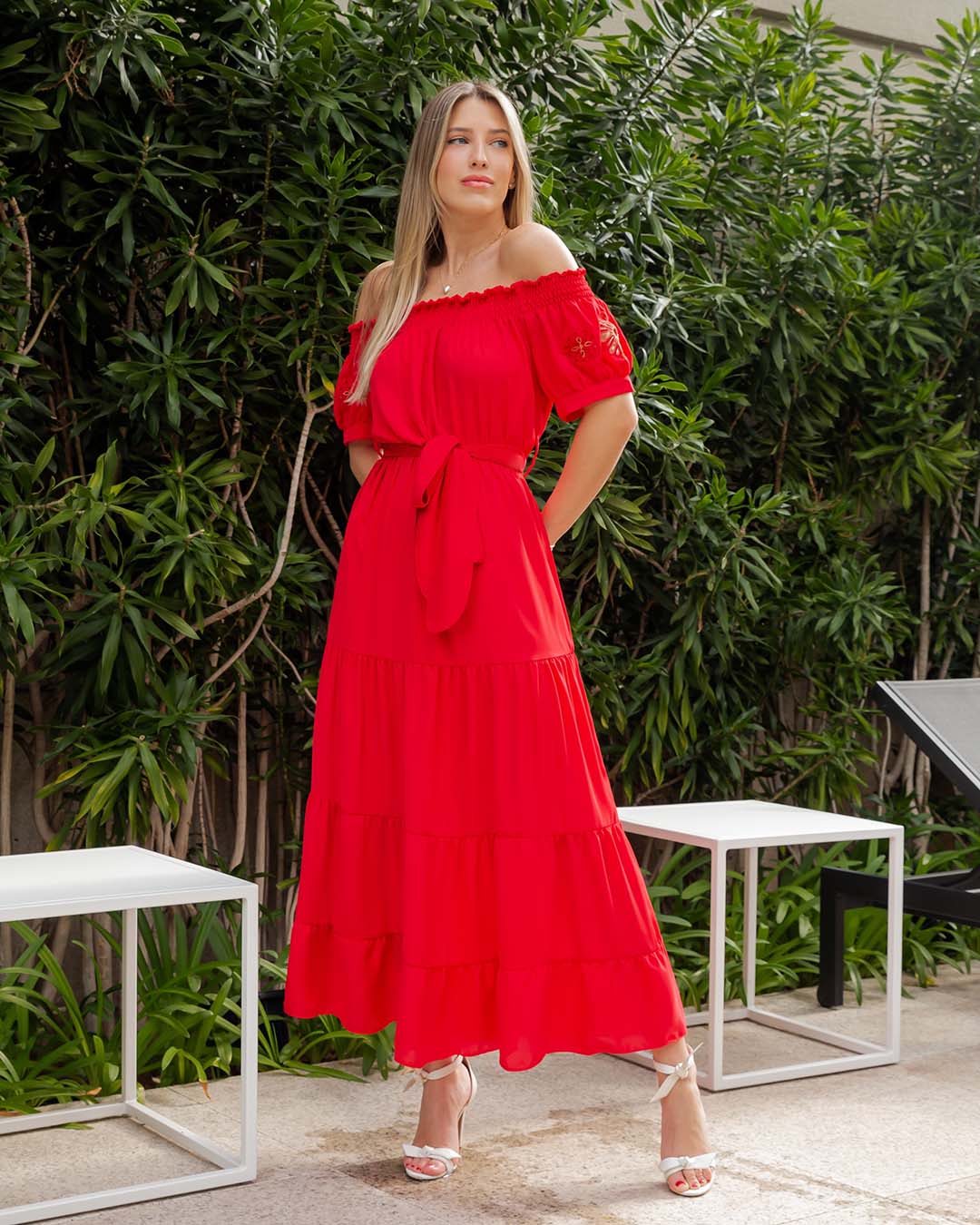 5 looks de festa com vestido midi vermelho