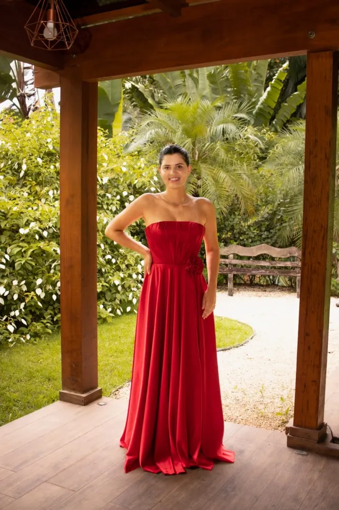 Como usar vestido vermelho longo em casamentos