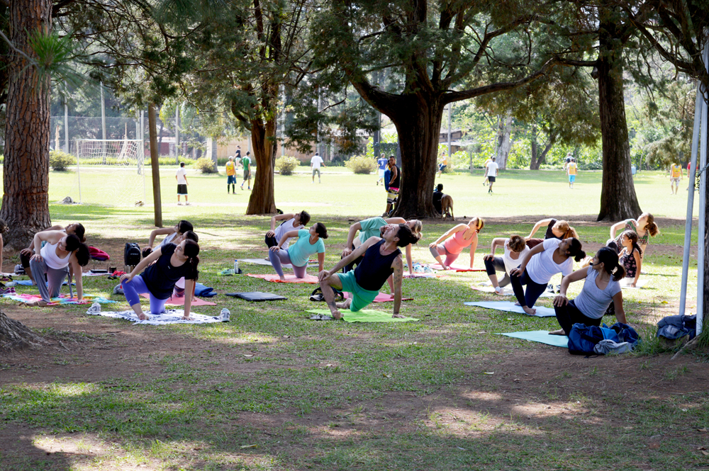 Guia Completo: Benefícios da Yoga ao Ar Livre para Mente e Corpo
