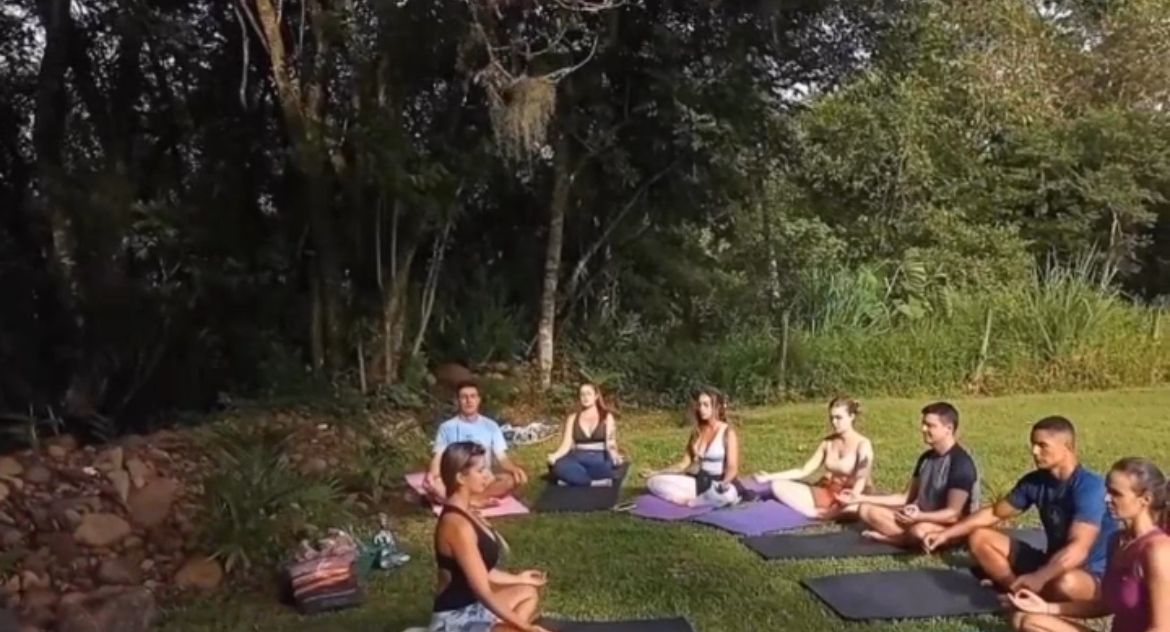 yoga em cenários naturais