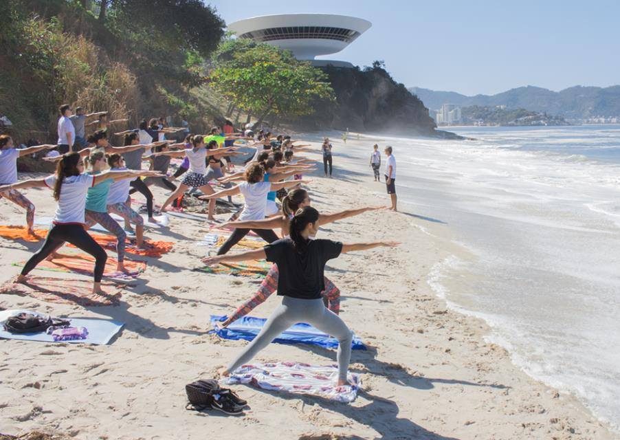Benefícios da Yoga na Praia para a Saúde Mental e Física