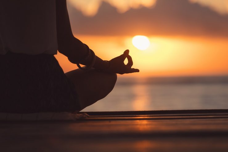 Posturas de Yoga Essenciais para Iniciantes na Areia