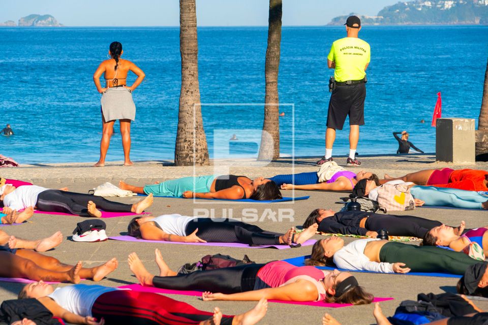 yoga na praia
