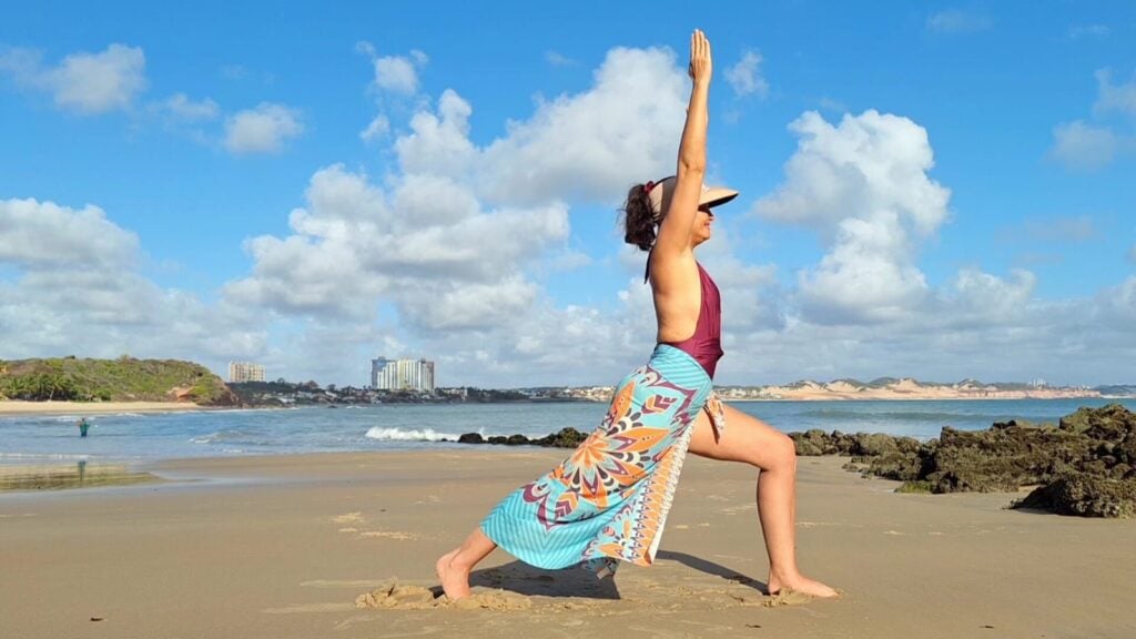 Benefícios da Yoga na Praia para a Saúde Mental e Física