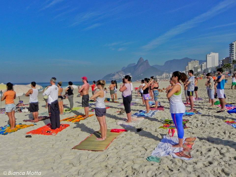 Guia Completo: O Que Levar para Sua Sessão de Yoga na Praia