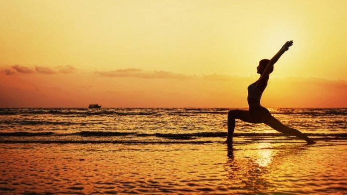 Encontre Aulas de Yoga Gratuitas nas Praias do Brasil