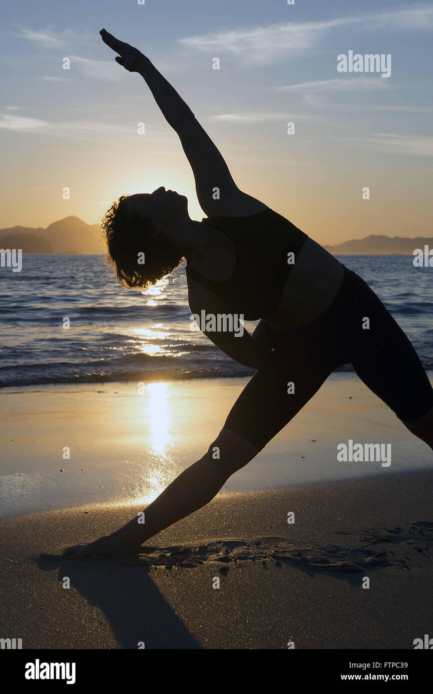 Posturas de Yoga Essenciais para Iniciantes na Areia