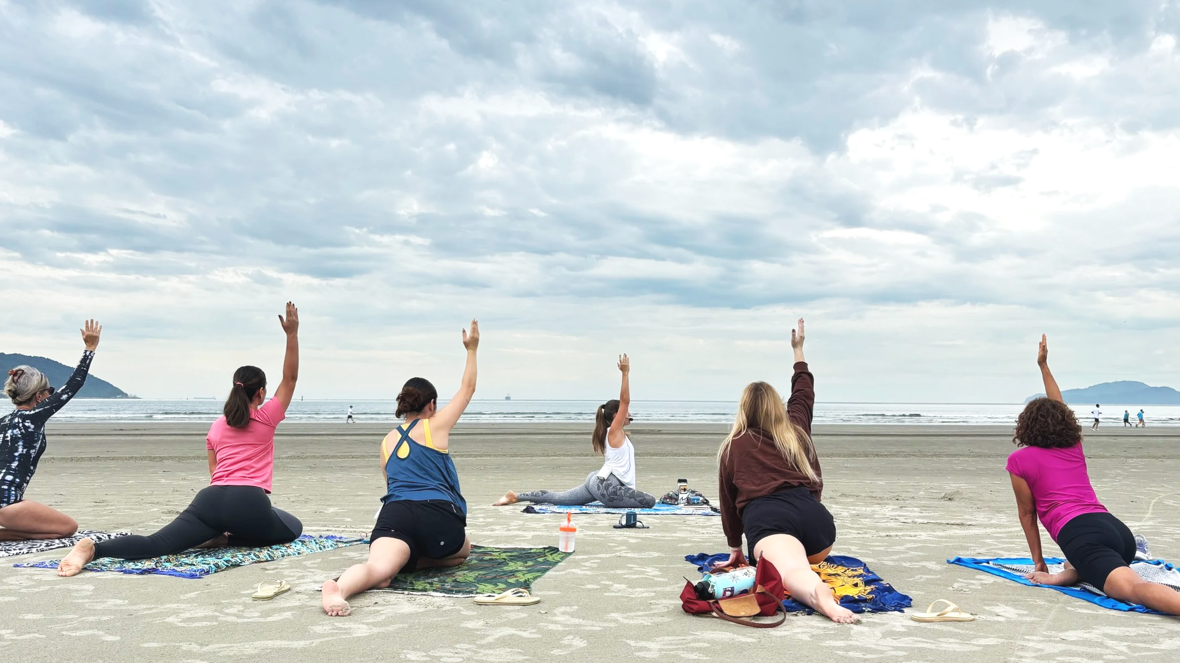 Benefícios da Yoga na Praia para a Saúde Mental e Física