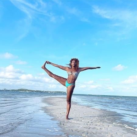 Guia Completo: O Que Levar para Sua Sessão de Yoga na Praia
