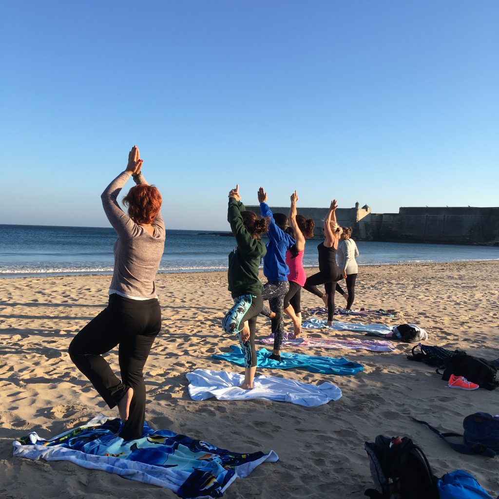 Encontre Aulas de Yoga Gratuitas nas Praias do Brasil