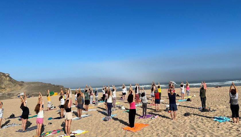 Melhores Horários para Praticar Yoga na Praia e Aproveitar a Natureza