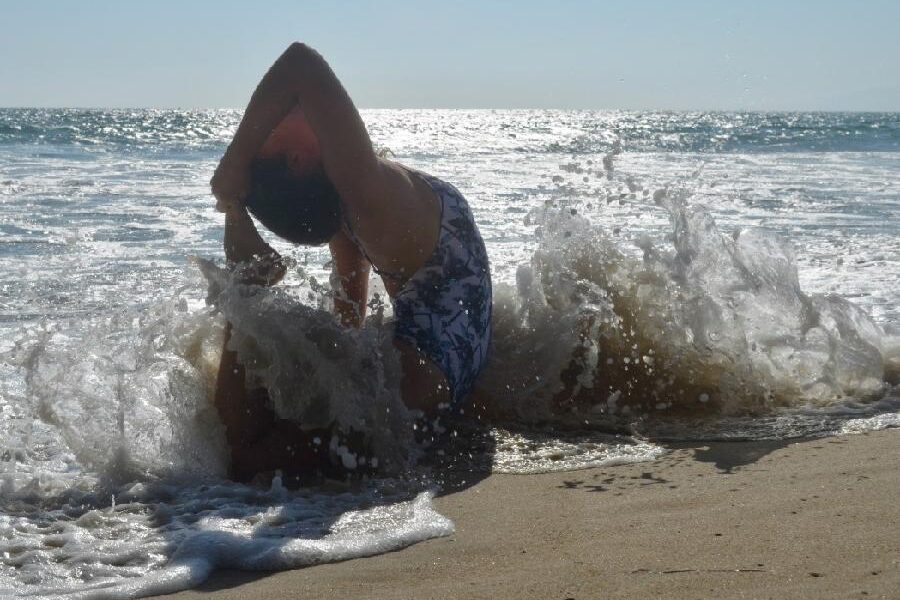 Posturas de Yoga Essenciais para Iniciantes na Areia