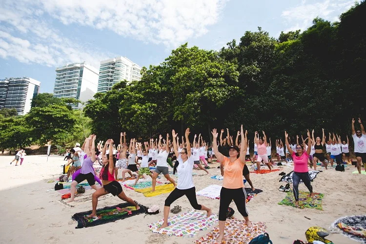 Encontre Aulas de Yoga Gratuitas nas Praias do Brasil